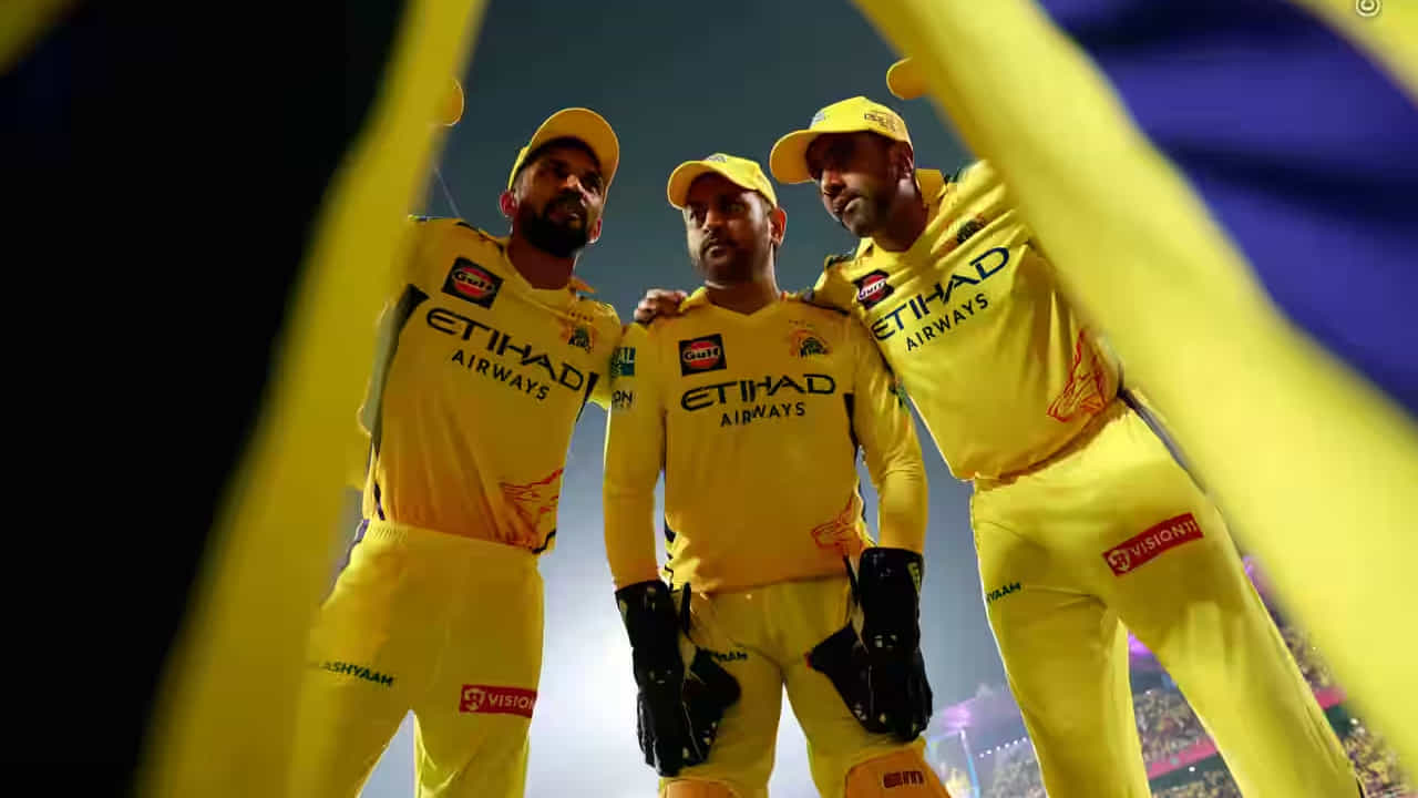 IPL 2025: ಇಂಡಿಯನ್ ಪ್ರೀಮಿಯರ್ ಲೀಗ್ ಸೀಸನ್-18 ರಿಂದ ಚೆನ್ನೈ ಸೂಪರ್ ಕಿಂಗ್ಸ್ (CSK) ತಂಡ ಹೊರಬಿದ್ದಿದೆ. ಅದು ಕೂಡ 10 ಪಂದ್ಯಗಳ ಮುಕ್ತಾಯದ ಬೆನ್ನಲ್ಲೇ ಎಂಬುದು ವಿಶೇಷ. ಅಂದರೆ 10 ತಂಡಗಳಲ್ಲಿ ಯಾವುದೇ ತಂಡದ ಪ್ಲೇಆಫ್ಗೆ ಪ್ರವೇಶಿಸದಿದ್ದರೂ, ಇತ್ತ ಸಿಎಸ್ಕೆ ತಂಡವು ಪ್ಲೇಆಫ್ ರೇಸ್ನಿಂದ ಹೊರಬಿದ್ದಿದೆ.