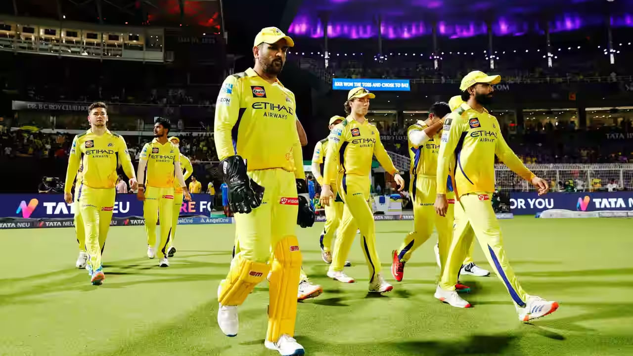 IPL 2025: ಇಂಡಿಯನ್ ಪ್ರೀಮಿಯರ್ ಲೀಗ್​ನ 57ನೇ ಪಂದ್ಯದಲ್ಲಿ ಕೊಲ್ಕತ್ತಾ ನೈಟ್ ರೈಡರ್ಸ್ (KKR) ವಿರುದ್ಧ ಚೆನ್ನೈ ಸೂಪರ್ ಕಿಂಗ್ಸ್ (CSK) ತಂಡ ಜಯ ಸಾಧಿಸಿದೆ. ಅದು ಕೂಡ ಸತತ 4 ಸೋಲುಗಳ ಬಳಿಕ ಎಂಬುದು ವಿಶೇಷ. ಅಂದರೆ ಈ ಬಾರಿಯ ಐಪಿಎಲ್​ನಲ್ಲಿ ಅತ್ಯಂತ ಹೀನಾಯ ಪ್ರದರ್ಶನ ನೀಡುತ್ತಿರುವ ಸಿಎಸ್​ಕೆ ತಂಡವು 12 ಪಂದ್ಯಗಳಲ್ಲಿ ಗೆದ್ದಿರುವುದು ಕೇವಲ 3 ಮ್ಯಾಚ್​ಗಳಲ್ಲಿ ಮಾತ್ರ.