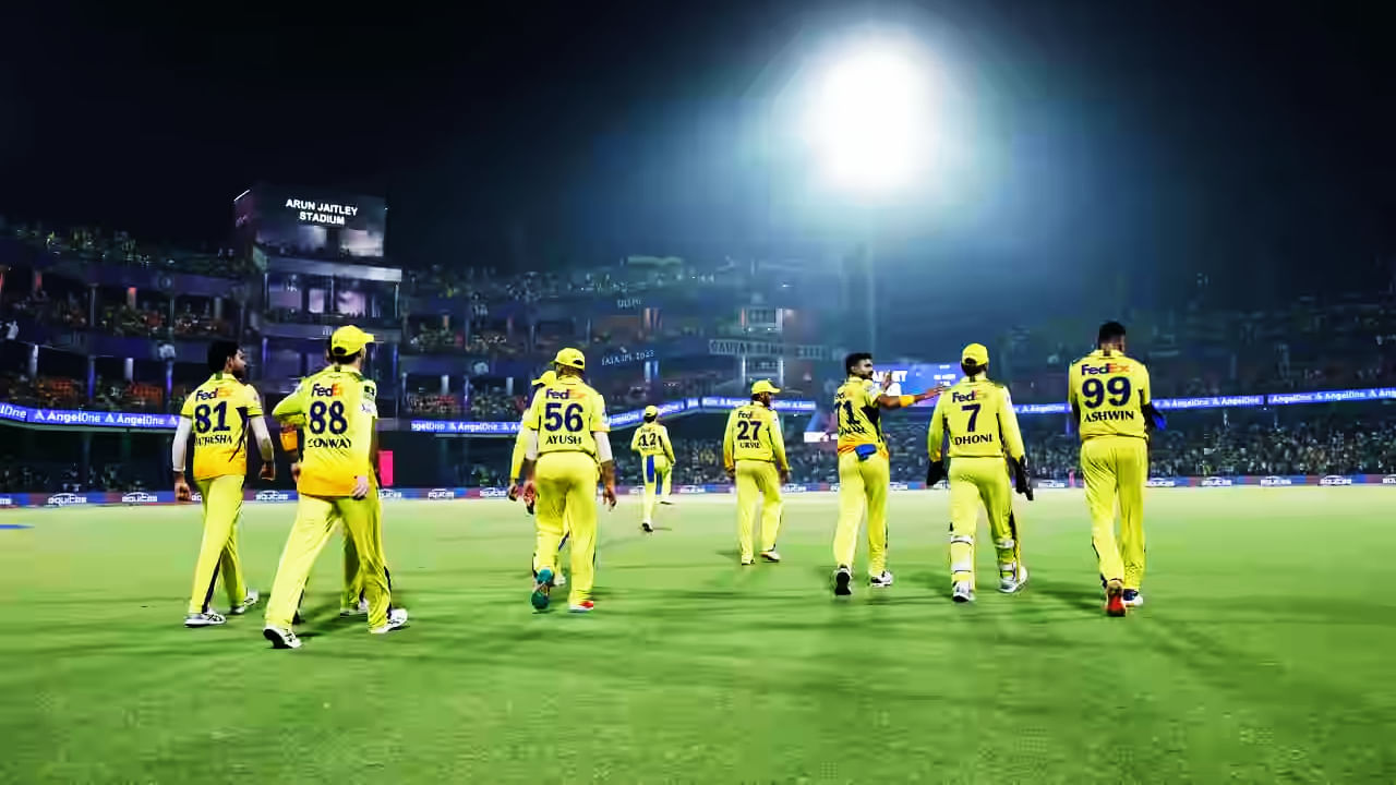 ಚೆನ್ನೈ ಸೂಪರ್ ಕಿಂಗ್ಸ್ ತಂಡವು ತನ್ನ ಮುಂದಿನ ಪಂದ್ಯದಲ್ಲಿ ಗುಜರಾತ್ ಟೈಟಾನ್ಸ್ ತಂಡವನ್ನು ಎದುರಿಸಲಿದೆ. ಮೇ 25 ರಂದು ಅಮಹಾಬಾದ್ನಲ್ಲಿ ನಡೆಯಲಿರುವ ಈ ಪಂದ್ಯದಲ್ಲಿ ಸಿಎಸ್ಕೆ ತಂಡವು ಭರ್ಜರಿ ಜಯ ಸಾಧಿಸಿದರೆ ಮಾತ್ರ 9ನೇ ಸ್ಥಾನಕ್ಕೇರಬಹುದು. ಅಂದರೆ ಇಲ್ಲಿ ಸಿಎಸ್ಕೆ ಮೊದಲು ಬ್ಯಾಟಿಂಗ್ ಮಾಡಿ 200 ರನ್ ಕಲೆಹಾಕಿದರೆ, ಕನಿಷ್ಠ 107 ರನ್ಗಳ ಅಂತರದಿಂದ ಗೆಲ್ಲಬೇಕಾಗುತ್ತದೆ.