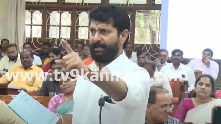 ಚಿಕ್ಕಮಗಳೂರು ಕೆಡಿಪಿ ಸಭೆಯಲ್ಲಿ ಶಾಸಕ ತಮ್ಮಯ್ಯ ಮತ್ತು ಎಮ್ಮೆಲ್ಸಿ ರವಿ ನಡುವೆ ಮಾತಿನ ಚಕಮಕಿ ಚಿಕ್ಕಮಗಳೂರು ಕೆಡಿಪಿ ಸಭೆಯಲ್ಲಿ ಶಾಸಕ ತಮ್ಮಯ್ಯ ಮತ್ತು ಎಮ್ಮೆಲ್ಸಿ ರವಿ ನಡುವೆ ಮಾತಿನ ಚಕಮಕಿ