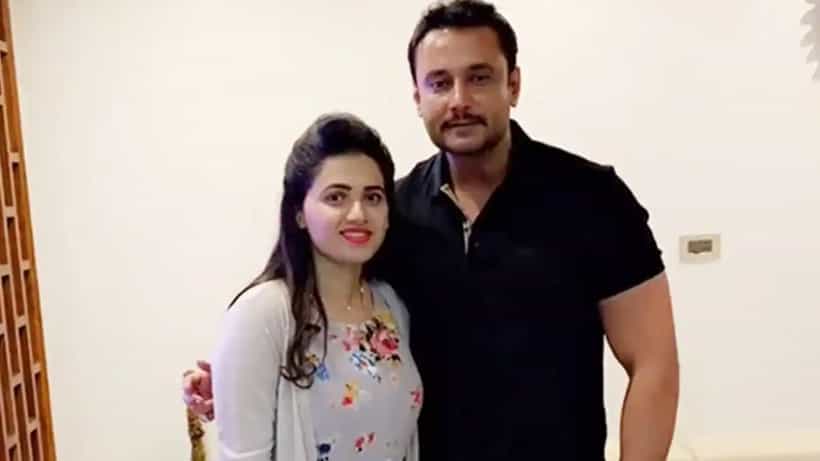 ಪವಿತ್ರಾಗೆ ಸಂತೈಸಿದ ನಟ ದರ್ಶನ್, ಮೊಬೈಲ್ ನಂಬರ್ ಎಕ್ಸ್ಚೇಂಜ್?