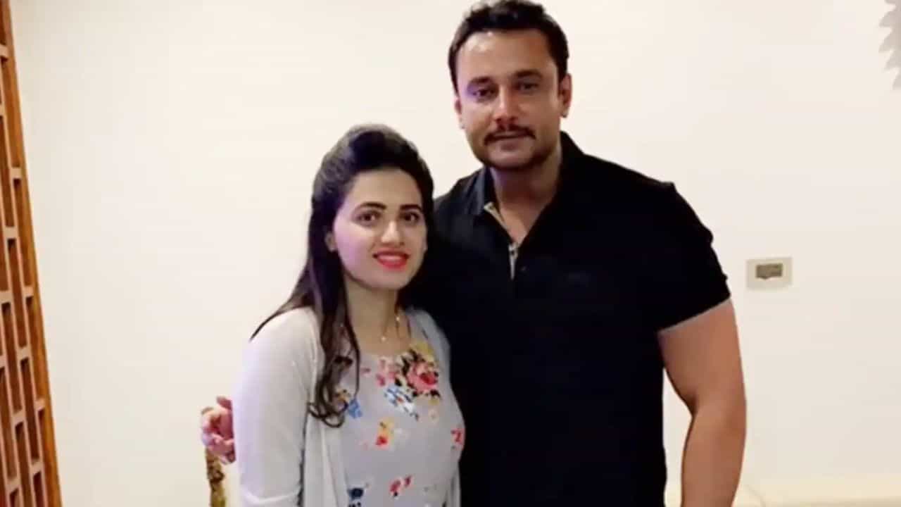 ಪವಿತ್ರಾಗೆ ಸಂತೈಸಿದ ನಟ ದರ್ಶನ್, ಮೊಬೈಲ್ ನಂಬರ್ ಎಕ್ಸ್​ಚೇಂಜ್?