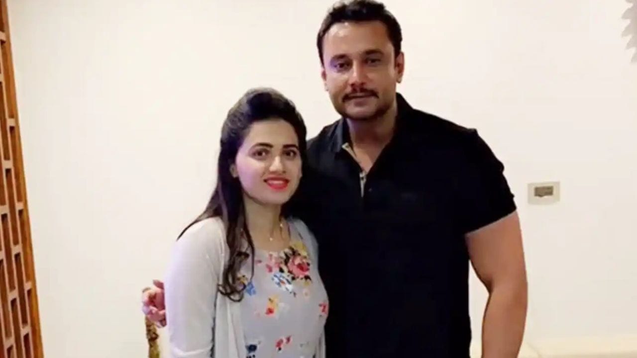 ಪವಿತ್ರಾಗೆ ಸಂತೈಸಿದ ನಟ ದರ್ಶನ್, ಮೊಬೈಲ್ ನಂಬರ್ ಎಕ್ಸ್​ಚೇಂಜ್?