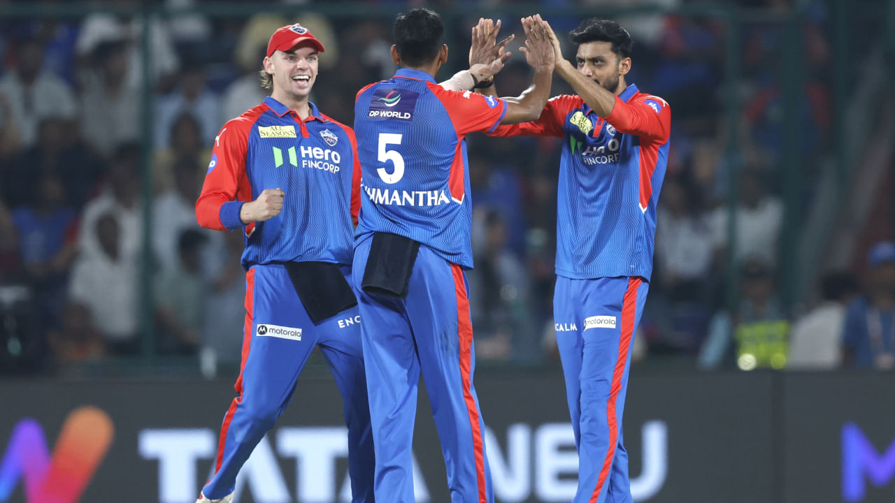 ಡೆಲ್ಲಿ ಕ್ಯಾಪಿಟಲ್ಸ್ ಪ್ಲೇಯಿಂಗ್ XI- ಫಾಫ್ ಡು ಪ್ಲೆಸಿಸ್, ಅಭಿಷೇಕ್ ಪೊರೆಲ್, ಕರುಣ್ ನಾಯರ್, ಕೆಎಲ್ ರಾಹುಲ್, ಅಕ್ಷರ್ ಪಟೇಲ್, ಟ್ರಿಸ್ಟಾನ್ ಸ್ಟಬ್ಸ್, ವಿಪರಾಜ್ ನಿಗಮ್, ಮಿಚೆಲ್ ಸ್ಟಾರ್ಕ್, ದುಷ್ಮಂತ ಚಮೀರಾ, ಕುಲ್ದೀಪ್ ಯಾದವ್, ಟಿ ನಟರಾಜನ್.