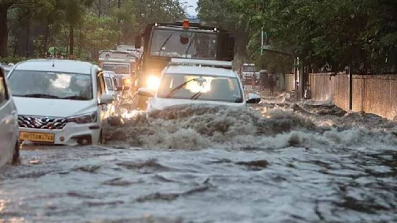 
ದೆಹಲಿಯಾದ್ಯಂತ ಭಾರಿ ಮಳೆಗೆ ರಸ್ತೆಗಳು ತುಂಬಿ ಹರಿಯುತ್ತಿದ್ದು, ಜನರು ಓಡಾಡುವುದೇ ಕಷ್ಟವಾಗಿದೆ. ದೆಹಲಿ-ಎನ್‌ಸಿಆರ್‌ನಿಂದ ಹರಿಯಾಣ ಮತ್ತು ಪಶ್ಚಿಮ ಉತ್ತರ ಪ್ರದೇಶದವರೆಗೆ, ಮಧ್ಯರಾತ್ರಿಯಿಂದ ಬೀಸಿದ ಬಿರುಗಾಳಿ ಮತ್ತು ಮಳೆಯು  ಪರಿಸ್ಥಿತಿಯನ್ನು ಸಂಪೂರ್ಣವಾಗಿ ಬದಲಾಯಿಸಿದೆ. 
