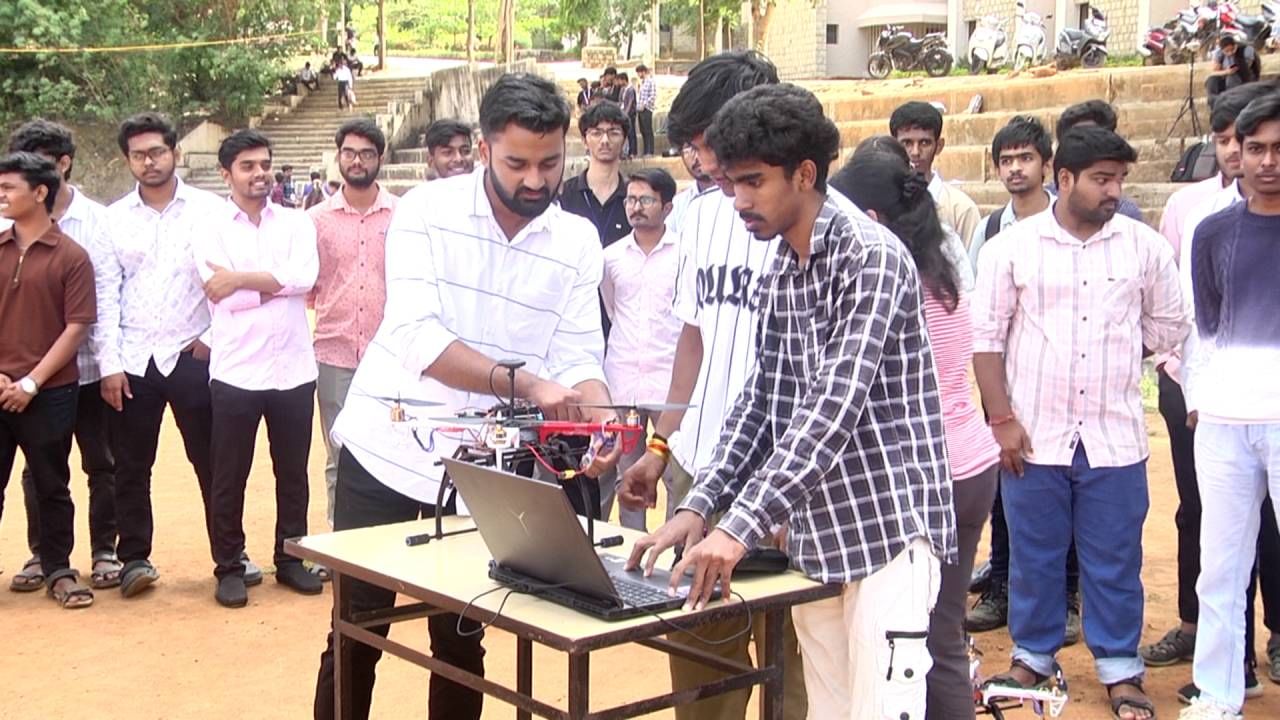 ಈ ಸ್ಪರ್ಧೆಯಲ್ಲಿಯೂ ಒಂದು ನಿಗದಿತ ಸ್ಥಳ ಗುರುತು ಮಾಡಲಾಗಿತ್ತು. ಅಲ್ಲಿಂದ ಹಾರಿ ಹೋಗುವ ಡ್ರೋನ್​ಗಳಿಗೆ ಮುಂಚೆಯೇ ಮೈದಾನದಲ್ಲಿ ಕೆಲವೊಂದು ಜಾಗಗಳನ್ನು ಗುರುತು ಮಾಡಲಾಗುತ್ತದೆ. ಅಲ್ಲಿಂದ ಬರುವ ರೇಡಿಯೇಷನ್ ಸಿಗ್ನಲ್ ಆಧರಿಸಿ ಆ ಡ್ರೋನ್​ಗಳು ಗುರಿಯ ಸ್ಥಳಗಳಿಗೆ ಇಳಿದು, ಪುನಃ ಮೇಲೆ ಹಾರಿ, ಮತ್ತೊಂದು ಸ್ಥಳಕ್ಕೆ ಹೋಗಿ, ಪುನಃ ಮೇಲೆ ಹಾರಿ, ಸ್ವಸ್ಥಾನಕ್ಕೆ ಬರಬೇಕು. ಒಂದೊಂದು ಸಲ ಮೂರರಿಂದ ನಾಲ್ಕು ಸ್ಥಳಗಳ ಗುರು ನಿಗದಿ ಮಾಡಲಾಗಿತ್ತು. ಅಷ್ಟೂ ಗುರಿಗಳಿಗೆ ಇಳಿದು ಡ್ರೋನ್​​ಗಳು ನಿಗದಿತ ಸ್ವಸ್ಥಾನಕ್ಕೆ ಮರಳಿದರೆ ಆ ತಂಡ ವಿಜಯ ಆದಂತೆ.  