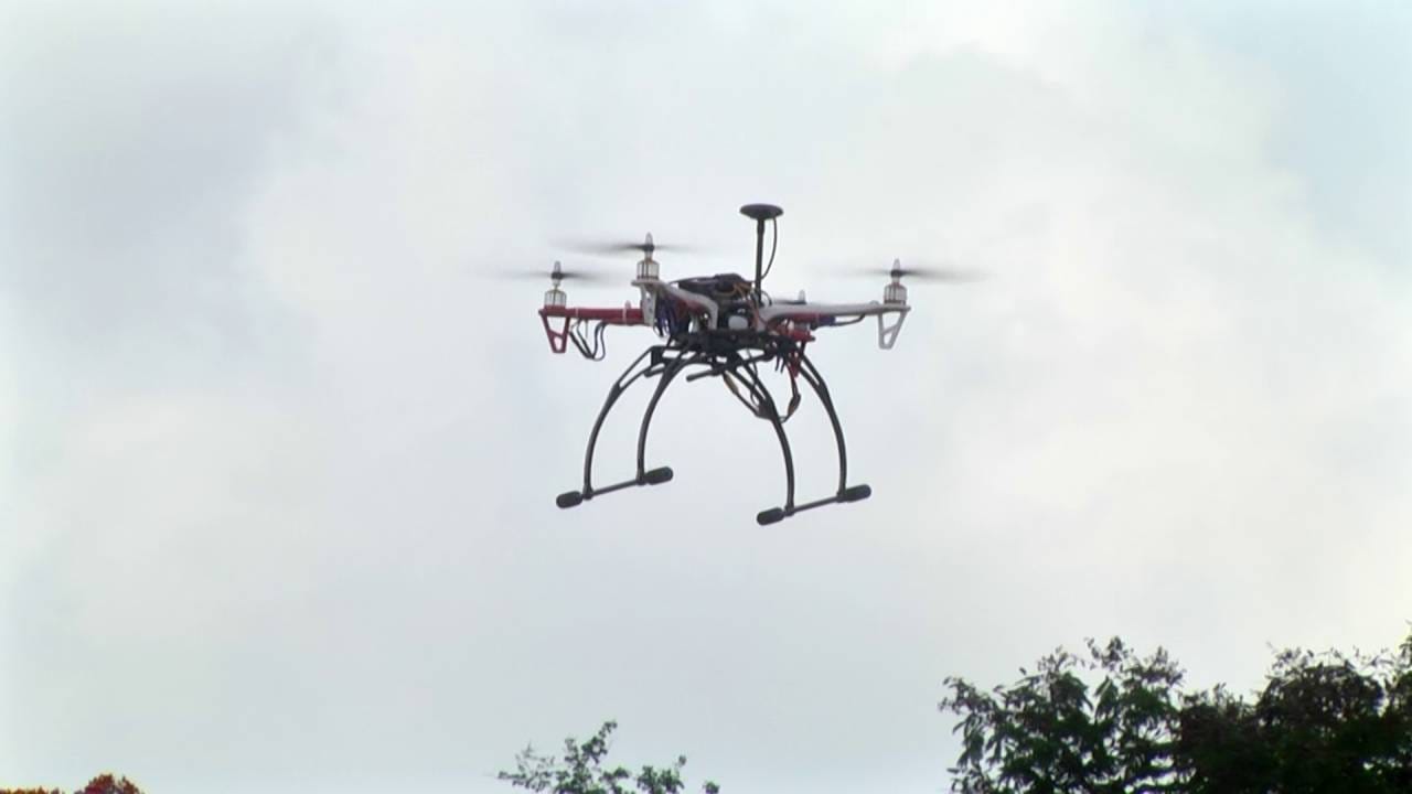 ಇತ್ತೀಚಿಗೆ ನಡೆದ ಆಪರೇಷನ್ ಸಿಂದೂರ್​ನಲ್ಲಿ ಡ್ರೋನ್​ಗಳೇ ಹೆಚ್ಚು ಸದ್ದು ಮಾಡಿದ್ದವು. ಇತ್ತೀಚಿನ ದಿನಗಳಲ್ಲಿ ಸಮರಕ್ಕೂ ಸೇರಿ ವಿವಿಧ ಕಡೆಗಳಲ್ಲಿ ಈ ಡ್ರೋನ್​​ಗಳದ್ದೇ ಹವಾ ಹೆಚ್ಚಾಗಿದೆ. ಈ ಹಿನ್ನೆಲೆಯಲ್ಲಿ ಡ್ರೋನ್​ ಆವಿಷ್ಕಾರಕ್ಕೆ ಭಾರಿ ಮಹತ್ವ ಸಿಗುತ್ತಿದೆ. ಭವಿಷ್ಯದಲ್ಲಿ ರಕ್ಷಣಾ ಪಡೆಗಳಿಗೆ ಸಹಾಯವಾಗಬಲ್ಲ ಡ್ರೋನ್​​ಗಳನ್ನು ವಿದ್ಯಾರ್ಥಿಗಳೇ ತಯಾರಿಸಿ, ಧಾರವಾಡದಲ್ಲಿ ನಡೆದ ಸ್ಪರ್ಧೆಯಲ್ಲಿ ಭಾಗವಹಿಸಿದ್ದರು. 