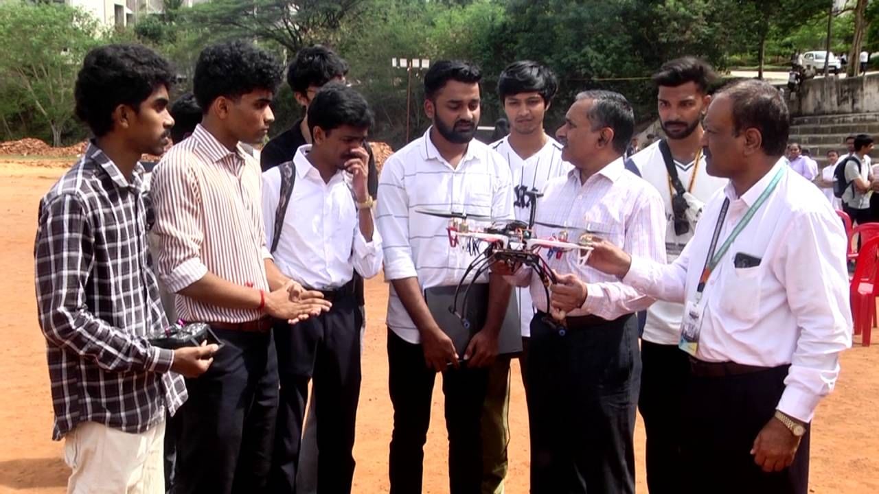 ದೇಶದ ವಿವಿಧ ರಾಜ್ಯಗಳಿಂದ ಆಗಮಿಸಿದ್ದ ವಿದ್ಯಾರ್ಥಿಗಳು ತಾವು ತಯಾರಿಸಿದ್ದ ಡ್ರೋನ್​ಗಳನ್ನು​ ಪ್ರದರ್ಶಿಸಿದರು. ಡ್ರೋನ್​ ತಂತ್ರಗಾರಿಕೆಯನ್ನು ರಕ್ಷಣಾ ವ್ಯವಸ್ಥೆಗೆ ಸಂಬಂಧಿಸಿದ ಅಭಿವೃದ್ಧಿಪಡಿಸುವ ದೃಷ್ಟಿಯಿಂದಲೂ ಸ್ಪರ್ಧಾಳುಗಳಿಗೆ ಕಾರ್ಯಾಗಾರ ನಡೆಸಲಾಯಿತು. ಅಟೋನಾಮಸ್ ಕೋರ್ಸ್ ಆಧಾರಿತ ಡ್ರೋನ್​ಗಳನ್ನು ಇಲ್ಲಿ ಪ್ರದರ್ಶನ ಮಾಡಲಾಯಿತು.
