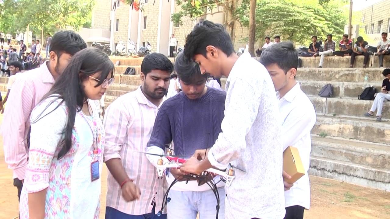 ಒಟ್ಟಾರೆಯಾಗಿ ಧಾರವಾಡದಲ್ಲಿ ನಡೆದಿರುವ ಈ ಇನ್ ಸಿಗ್ನಿಯಾ ಸ್ಪರ್ಧೆ, ಕೇವಲ ಇಂಜಿನಿಯರಿಂಗ್ ವಿದ್ಯಾರ್ಥಿಗಳಿಗೆ ಅವರ ಪಠ್ಯದ ಬಗ್ಗೆ ಸ್ಪರ್ಧೆ ಆಯೋಜಿಸುವುದು ಮಾತ್ರವಲ್ಲದೇ ದೇಶದ ರಕ್ಷಣಾ ವ್ಯವಸ್ಥೆಗೂ ಪೂರಕವಾಗಿ ವಿದ್ಯಾರ್ಥಿಗಳು ಕಾರ್ಯನಿರ್ವಹಿಸಬೇಕು ಎಂಬುವುದು ಸ್ಪರ್ಧೆಯ ಉದ್ದೇಶವಾಗಿದೆ.  