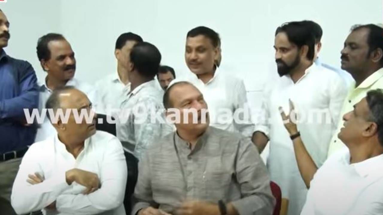 ಸುದ್ದಿಗೋಷ್ಠಿಯಲ್ಲಿ ಮಾತಾಡುವಾಗ ಅಡಚಣೆ ಮಾಡುತ್ತಿದ್ದ ಮುಸ್ಲಿಂ ಯುವಕನನ್ನು ಹೊರಹಾಕುವಂತೆ ಹೇಳಿದ ಗುಂಡೂರಾವ್ ಸುದ್ದಿಗೋಷ್ಠಿಯಲ್ಲಿ ಮಾತಾಡುವಾಗ ಅಡಚಣೆ ಮಾಡುತ್ತಿದ್ದ ಮುಸ್ಲಿಂ ಯುವಕನನ್ನು ಹೊರಹಾಕುವಂತೆ ಹೇಳಿದ ಗುಂಡೂರಾವ್