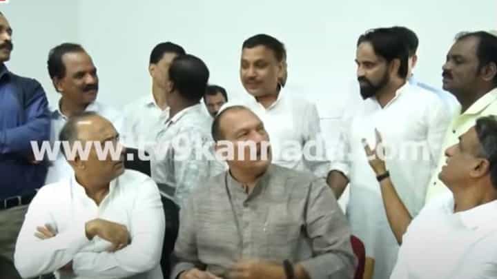 ಸುದ್ದಿಗೋಷ್ಠಿಯಲ್ಲಿ ಮಾತಾಡುವಾಗ ಅಡಚಣೆ ಮಾಡುತ್ತಿದ್ದ ಮುಸ್ಲಿಂ ಯುವಕನನ್ನು ಹೊರಹಾಕುವಂತೆ ಹೇಳಿದ ಗುಂಡೂರಾವ್ ಸುದ್ದಿಗೋಷ್ಠಿಯಲ್ಲಿ ಮಾತಾಡುವಾಗ ಅಡಚಣೆ ಮಾಡುತ್ತಿದ್ದ ಮುಸ್ಲಿಂ ಯುವಕನನ್ನು ಹೊರಹಾಕುವಂತೆ ಹೇಳಿದ ಗುಂಡೂರಾವ್