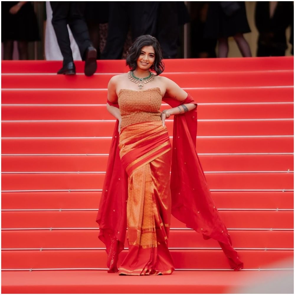 ಮತ್ತೊಂದು ವಿಶೇಷತೆ ಇದೆ. ಅವರು ಧರಿಸಿದ್ದ ಸೀರೆ ಬರೋಬ್ಬರಿ 400 ಗಂಟೆಗಳಲ್ಲಿ ಸಿದ್ಧವಾಗಿದೆ. ಅಂದರೆ ಸರಿ ಸುಮಾರು 16 ದಿನಗಳು ಈ ಸೀರೆ ತಯಾರಿಸಲು ಬೇಕಾಗಿದೆ ಅನ್ನೋದು ವಿಶೇಷ. ಈ ವಿಚಾರ ಕೇಳಿ ಅನೇಕರು ಅಚ್ಚರಿಗೊಂಡಿದ್ದಾರೆ.