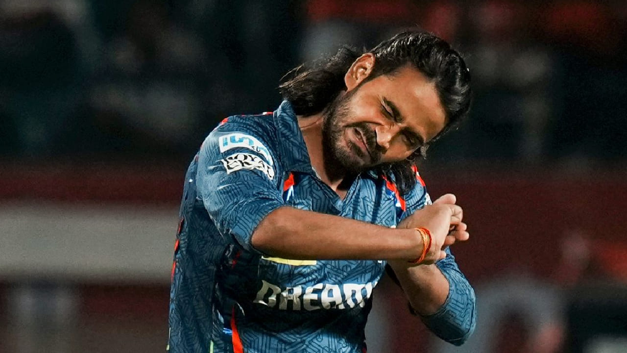 IPL 2025: ಇಂಡಿಯುನ್ ಪ್ರೀಮಿಯರ್ ಲೀಗ್​ನಲ್ಲಿ ಅನುಚಿತ ವರ್ತನೆಯಿಂದಲೇ ಗಮನ ಸೆಳೆದ ಲಕ್ನೋ ಸೂಪರ್ ಜೈಂಟ್ಸ್ ತಂಡದ ಸ್ಪಿನ್ನರ್ ದಿಗ್ವೇಶ್ ರಾಥಿಯನ್ನು (Digvesh Rathi) ಮುಂದಿನ ಪಂದ್ಯದಿಂದ ಅಮಾನತುಗೊಳಿಸಲಾಗಿದೆ. ಸನ್​ರೈಸರ್ಸ್ ಹೈದರಾಬಾದ್ ವಿರುದ್ಧದ ಪಂದ್ಯದಲ್ಲಿ ಅಭಿಷೇಕ್ ಶರ್ಮಾ ಜೊತೆ ಜಗಳಕ್ಕಿಳಿದಿದ್ದ ರಾಥಿಗೆ ಒಂದು ಪಂದ್ಯದ ನಿಷೇಧ ಹೇರಲಾಗಿದೆ.