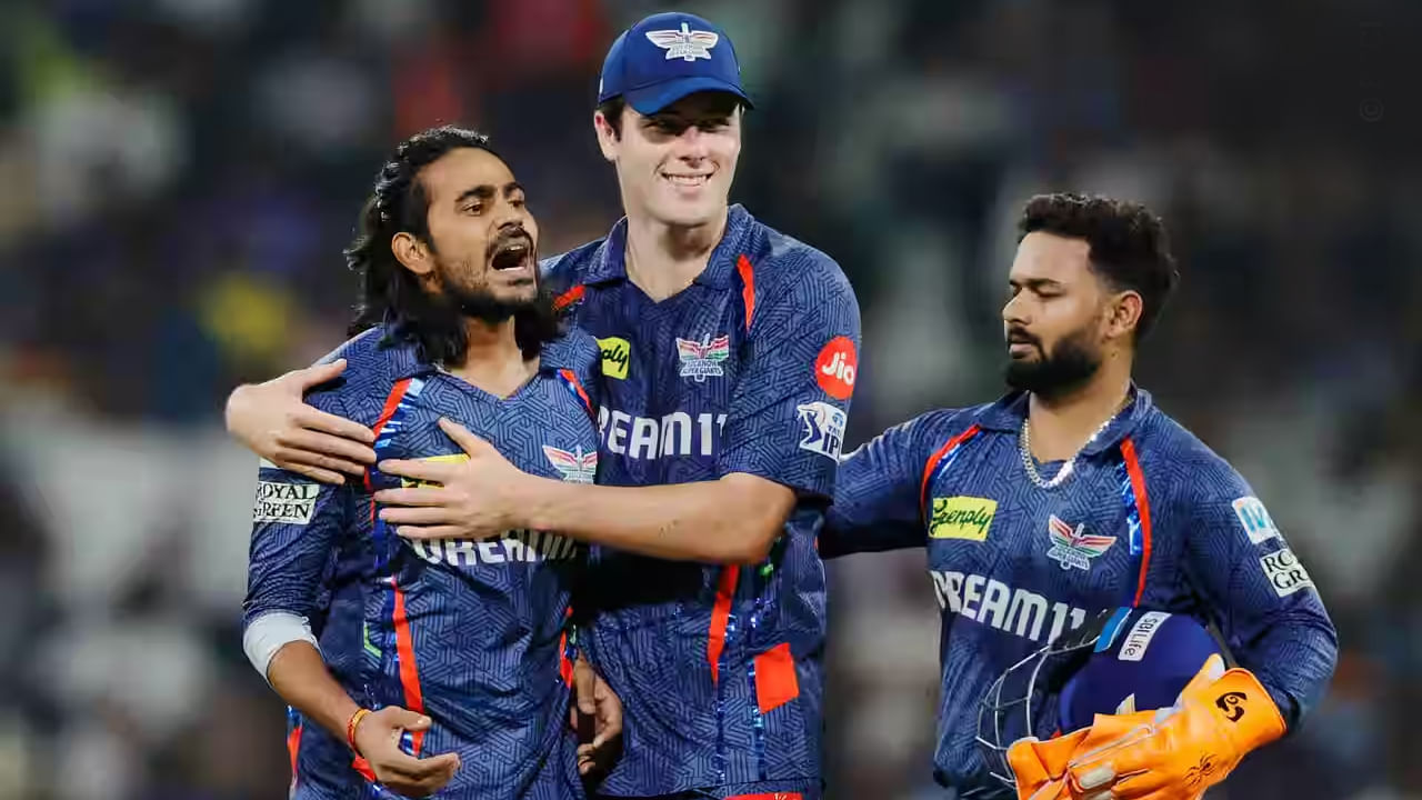 ಈ ಬಾರಿಯ ಐಪಿಎಲ್ನಲ್ಲಿ ತನ್ನ ನೋಟ್ ಬುಕ್ ಸೆಲೆಬ್ರೇಷನ್ನೊಂದಿಗೆ ಗಮನ ಸೆಳೆದಿದ್ದ ದಿಗ್ವೇಶ್ ರಾಥಿ ಇದೇ ಮೊದಲ ಬಾರಿಗೆ ಆರ್ಸಿಬಿ ತಂಡವನ್ನು ಎದುರಿಸುತ್ತಿದ್ದಾರೆ. ಕಳೆದ ಮೂರು ಪಂದ್ಯಗಳಲ್ಲಿ ನೋಟ್ ಬುಕ್ ಸೆಲೆಬ್ರೇಷನ್ನೊಂದಿಗೆ ಅನುಚಿತವಾಗಿ ವರ್ತಿಸಿದ್ದ ದಿಗ್ವೇಶ್ ಅವರನ್ನು ಗುಜರಾತ್ ಟೈಟಾನ್ಸ್ ವಿರುದ್ಧದ ಪಂದ್ಯದಿಂದ ಅಮಾನತುಗೊಳಿಸಲಾಗಿತ್ತು.