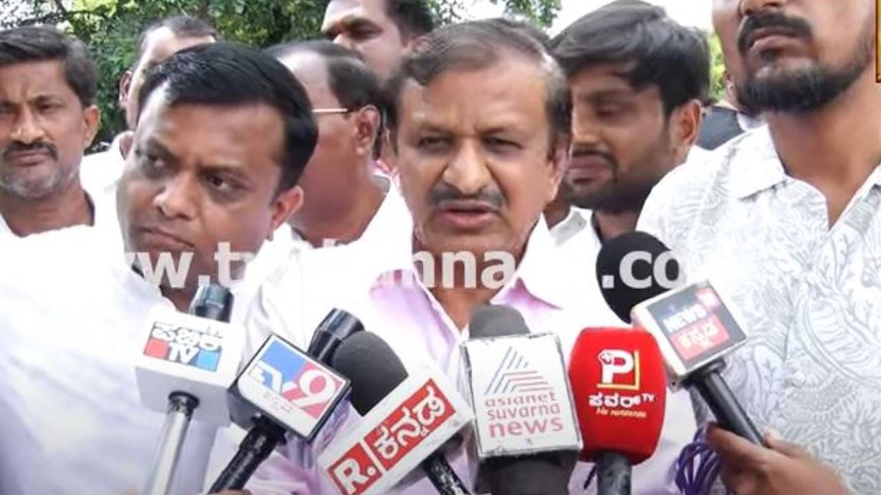 ಬಿಡದಿ ಬಳಿ ದಿವ್ಯಾಂಗ ಅಪ್ರಾಪ್ತೆಯೊಬ್ಬಳ ಅಸಹಜ ಸಾವು, ಕೊಲೆ ಎನ್ನುತ್ತಿರುವ ಕುಟುಂಬ, ಸಂಸದ ಮಂಜುನಾಥ್ ಭೇಟಿ ಬಿಡದಿ ಬಳಿ ದಿವ್ಯಾಂಗ ಅಪ್ರಾಪ್ತೆಯೊಬ್ಬಳ ಅಸಹಜ ಸಾವು, ಕೊಲೆ ಎನ್ನುತ್ತಿರುವ ಕುಟುಂಬ, ಸಂಸದ ಮಂಜುನಾಥ್ ಭೇಟಿ