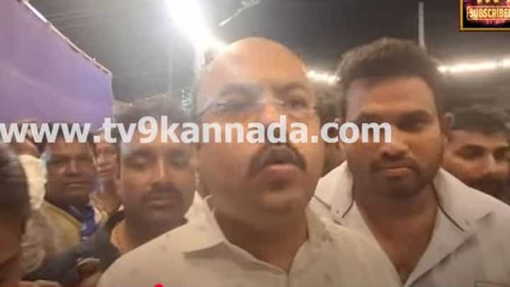 ಪೊಲೀಸ್ ಅಧಿಕಾರಿಯ ಮೇಲೆ ಮುಖ್ಯಮಂತ್ರಿ ಕೈ ಎತ್ತಿದ್ದನ್ನು ಅಂಗೀಕರಿಸಿದ ಡಾ ಯತೀಂದ್ರ ಸಿದ್ದರಾಮಯ್ಯ ಪೊಲೀಸ್ ಅಧಿಕಾರಿಯ ಮೇಲೆ ಮುಖ್ಯಮಂತ್ರಿ ಕೈ ಎತ್ತಿದ್ದನ್ನು ಅಂಗೀಕರಿಸಿದ ಡಾ ಯತೀಂದ್ರ ಸಿದ್ದರಾಮಯ್ಯ