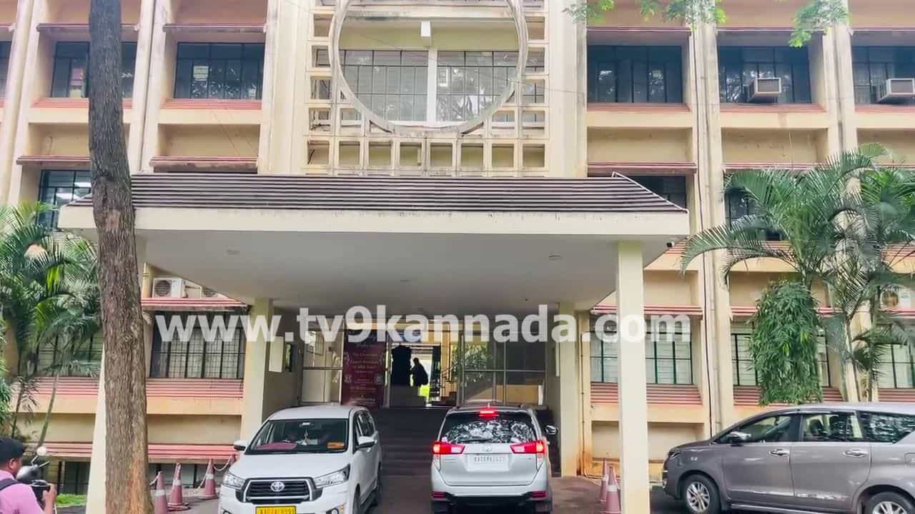 ಗೃಹ ಸಚಿವ ಪರಮೇಶ್ವರ್ ಒಡೆತನದ ಸಿದ್ದಾರ್ಥ ಶಿಕ್ಷಣ ಸಂಸ್ಥೆಗಳ ಮೇಲೆ ಇ.ಡಿ ದಾಳಿ ಗೃಹ ಸಚಿವ ಪರಮೇಶ್ವರ್ ಒಡೆತನದ ಸಿದ್ದಾರ್ಥ ಶಿಕ್ಷಣ ಸಂಸ್ಥೆಗಳ ಮೇಲೆ ಇ.ಡಿ ದಾಳಿ