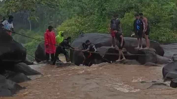 ಎರುಗುಂಡಿ ಫಾಲ್ಸ್ ನಲ್ಲಿ ಪ್ರವಾಸಿಗರ ಹುಚ್ಚು ಸಾಹಸ: ಐವರು ಜಸ್ಟ್ ಮಿಸ್..! ಎರುಗುಂಡಿ ಫಾಲ್ಸ್ ನಲ್ಲಿ ಪ್ರವಾಸಿಗರ ಹುಚ್ಚು ಸಾಹಸ: ಐವರು ಜಸ್ಟ್ ಮಿಸ್..!