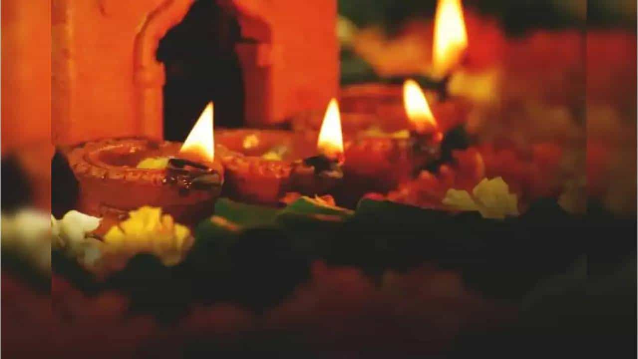 Vasthu Tips: ಪ್ರತಿದಿನ ಸಂಜೆ ಮನೆಯಲ್ಲಿ ದೀಪ ಹಚ್ಚುವಾಗ ಈ ತಪ್ಪುಗಳನ್ನು ಮಾಡಲೇಬೇಡಿ Vasthu Tips: ಪ್ರತಿದಿನ ಸಂಜೆ ಮನೆಯಲ್ಲಿ ದೀಪ ಹಚ್ಚುವಾಗ ಈ ತಪ್ಪುಗಳನ್ನು ಮಾಡಲೇಬೇಡಿ