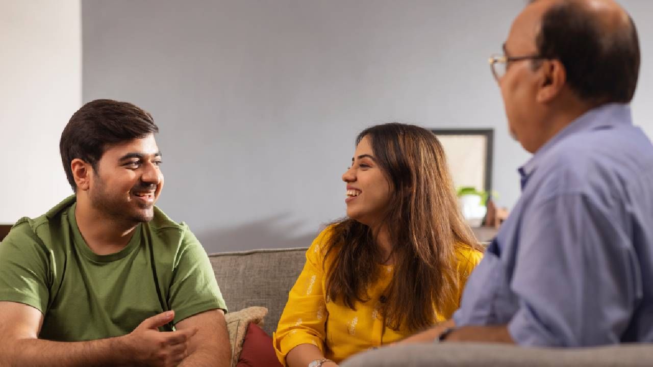 ನಿಮ್ಮ ಒಡಹುಟ್ಟಿದವರ ಸಹಾಯ ಪಡೆಯಿರಿ: ನಿಮಗೆ ಸಹೋದರ ಅಥವಾ ಸಹೋದರಿಯರಿದ್ದರೆ, ನಿಮ್ಮ ಹೆತ್ತವರನ್ನು ಮನವೊಲಿಸಲು ಅವರ ಸಹಾಯ ಪಡೆಯಿರಿ. ನಿಮ್ಮ ಪ್ರೀತಿಯ ಬಗ್ಗೆ ಮತ್ತು ನೀವು ಪ್ರೀತಿಸುವ ವ್ಯಕ್ತಿ ಎಷ್ಟು ಒಳ್ಳೆಯವರು, ಸಂಗಾತಿಯನ್ನು ಆಯ್ಕೆ ಮಾಡುವ ವಿಷಯದಲ್ಲಿ ನಿಮ್ಮ ಆಯ್ಕೆ ಸರಿಯಾಗಿದೆ ಎಂಬುದನ್ನು ನಿಮ್ಮ ಒಡಹುಟ್ಟಿದವರ ಮುಖಾಂತರ ಪೋಷಕರಿಗೆ ತಿಳಿಸಿ.