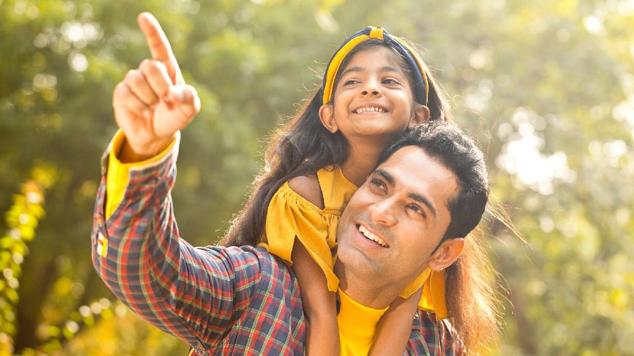 ತಂದೆ ಅಂದ್ರೆ ಹೆಣ್ಣು ಮಕ್ಕಳ ಪಾಲೀನ ಸೇಫ್‌ ಪ್ಲೇಸ್‌ ಅಂತಾನೇ ಹೇಳಬಹುದು. ತಂದೆಗೂ ಅಷ್ಟೆ ತನ್ನ ಮಗಳೆಂದರೆ ಎಲ್ಲಿಲ್ಲದ ಪ್ರೀತಿ. ಪ್ರತಿಯೊಬ್ಬ ಗಂಡಸು ಕೂಡಾ ತನಗೆ ಹೆಣ್ಣು ಮಗುವೇ ಬೇಕೆಂದು ಬಯಸುತ್ತಾನೆ. ಹೀಗೆ ಗಂಡಸರು ನನಗೆ ಹೆಣ್ಣು ಮಗುವೇ ಆಗ್ಲಪ್ಪಾ ದೇವ್ರೇ ಎಂದು ಬೇಡಿಕೊಳ್ಳುವುದನ್ನು ನೀವು ಕೂಡಾ ನೋಡಿರುತ್ತೀರಿ ಅಲ್ವಾ. ಅಷ್ಟಕ್ಕೂ ಗಂಡಸರಿಗೆ ಹೆಣ್ಣು ಮಗಳೆಂದರೆ ಯಾಕೆ ಅಷ್ಟು ಇಷ್ಟ ಗೊತ್ತಾ? ಈ ಕುರಿತ ಸಂಪೂರ್ಣ ಮಾಹಿತಿಯನ್ನು ತಿಳಿಯಿರಿ. 

