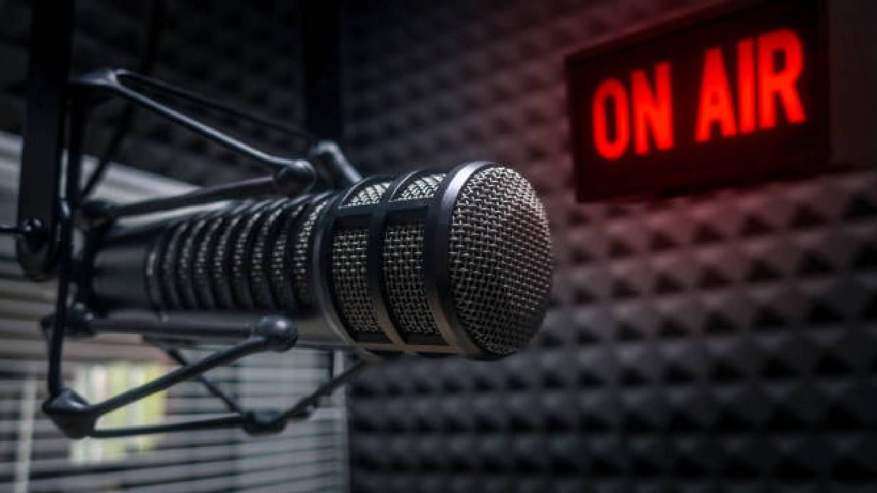 ಪಾಕಿಸ್ತಾನ ರೇಡಿಯೋಗಳಲ್ಲಿ ಭಾರತೀಯ ಹಾಡುಗಳ ಪ್ರಸಾರಕ್ಕೆ ನಿರ್ಬಂಧ ಪಾಕಿಸ್ತಾನ ರೇಡಿಯೋಗಳಲ್ಲಿ ಭಾರತೀಯ ಹಾಡುಗಳ ಪ್ರಸಾರಕ್ಕೆ ನಿರ್ಬಂಧ