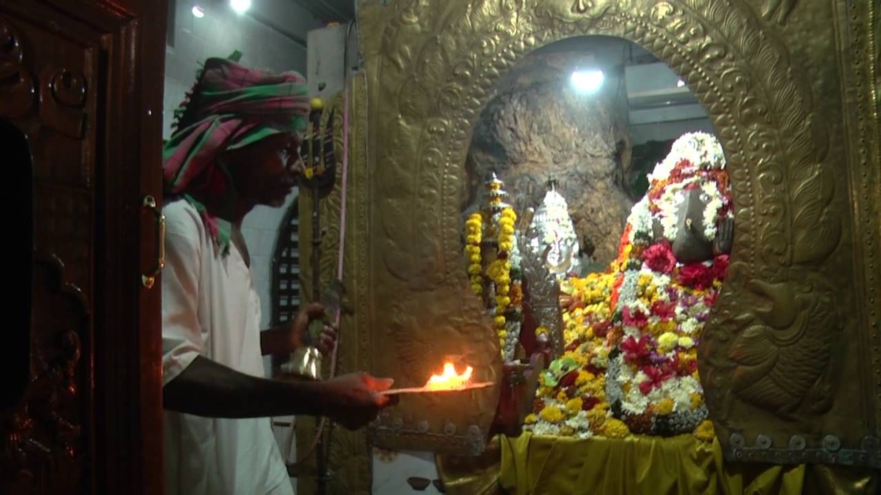 ಈ ಹಿಂದೆ ಗ್ರಾಮದ ಒಬ್ಬರು ದೇವಸ್ಥಾನಕ್ಕಿಂತ ಎತ್ತರಕ್ಕೆ ಅಂದ್ರೆ, ಮಹಡಿ ಮನೆ ನಿರ್ಮಾಣ ಮಾಡಿದ್ದರಂತೆ. ಅವರ ಕುಟುಂಬ ಆರ್ಥಿಕ ಸಾಕಷ್ಟು ದುರ್ಬಲವಾಗಿದೆ. ಹೀಗಾಗಿ ಅವರು ಕೂಡ ಮಹಡಿ ಮನೆಯನ್ನು ತೆರವು ಮಾಡಿದ್ದಾರೆ. ನೂರಾರು ವರ್ಷಗಳಿಂದ ಗ್ರಾಮದಲ್ಲಿ ಮಹಡಿ ಮನೆ ನಿರ್ಮಾಣ ಮಾಡುವುದಿಲ್ಲ. ಎಷ್ಟೇ ಶ್ರೀಮಂತರಿದ್ದರೂ, ಒಂದು ಅಂತಸ್ತಿನ ಮನೆ ಮಾತ್ರ ನಿರ್ಮಾಣ ಮಾಡುತ್ತಾರೆ.