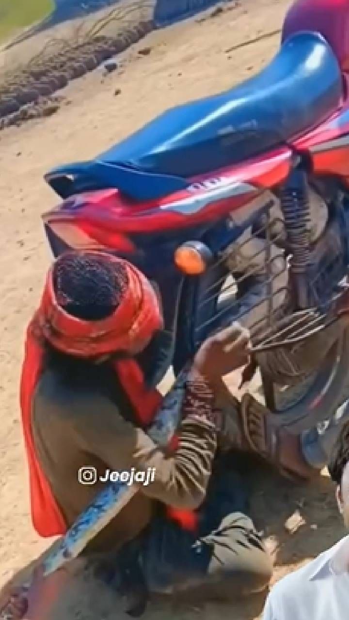 ಬೈಕ್ ಚಕ್ರಕ್ಕೆ ಸಿಲುಕಿದ ದೈತ್ಯ ಹೆಬ್ಬಾವು; ಮುಂದೆನಾಯಿತು ನೋಡಿ!