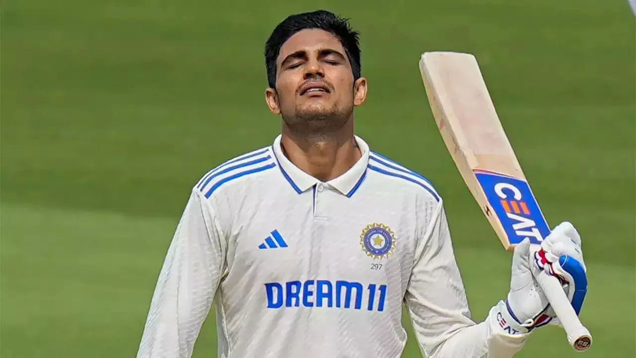 ಟೀಂ ಇಂಡಿಯಾದ ಮುಂದಿನ ಟೆಸ್ಟ್ ನಾಯಕನಾಗುವ ರೇಸ್ನಲ್ಲಿ ಶುಭ್ಮನ್ ಗಿಲ್ ಹೆಸರೂ ಸೇರಿದೆ. ಶುಭ್ಮನ್ ಈಗಾಗಲೇ ಏಕದಿನ ಕ್ರಿಕೆಟ್ನಲ್ಲಿ ಉಪನಾಯಕನ ಜವಾಬ್ದಾರಿಯನ್ನು ನಿರ್ವಹಿಸುತ್ತಿದ್ದಾರೆ. ಅಂತಹ ಪರಿಸ್ಥಿತಿಯಲ್ಲಿ, ಆಯ್ಕೆದಾರರು ನಾಯಕನನ್ನು ಆಯ್ಕೆ ಮಾಡುವಾಗ ಭವಿಷ್ಯವನ್ನು ಗಮನದಲ್ಲಿಟ್ಟುಕೊಂಡರೆ, ಗಿಲ್ ಅವರ ಮೊದಲ ಆಯ್ಕೆಯಾಗಬಹುದು. ಟೆಸ್ಟ್ ಕ್ರಿಕೆಟ್ನಲ್ಲಿ ಶುಭ್ಮನ್ ಅವರ ಪ್ರದರ್ಶನ ಉತ್ತಮವಾಗಿದೆ.