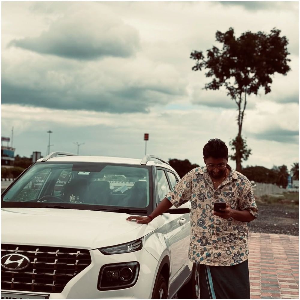 ಗೌತಮಿ ಜಾಧವ್ ಬಿಗ್ ಬಾಸ್ನಲ್ಲಿ ಇದ್ದಾಗ ಅಭಿಷೇಕ್ ಅವರು ಅತಿಥಿಯಾಗಿ ಬಂದಿದ್ದರು. ಅವರು ಪತ್ನಿಯನ್ನು ಪ್ರೀತಿಸಿದ ರೀತಿಗೆ ಎಲ್ಲರೂ ಫಿದಾ ಆಗಿದ್ದರು. ಅವರು ಹೀಗೆ ಖುಷಿಖುಷಿಯಿಂದ ಬಾಳಲಿ ಎಂದು ಎಲ್ಲರೂ ಬಯಸುತ್ತಿದ್ದಾರೆ.