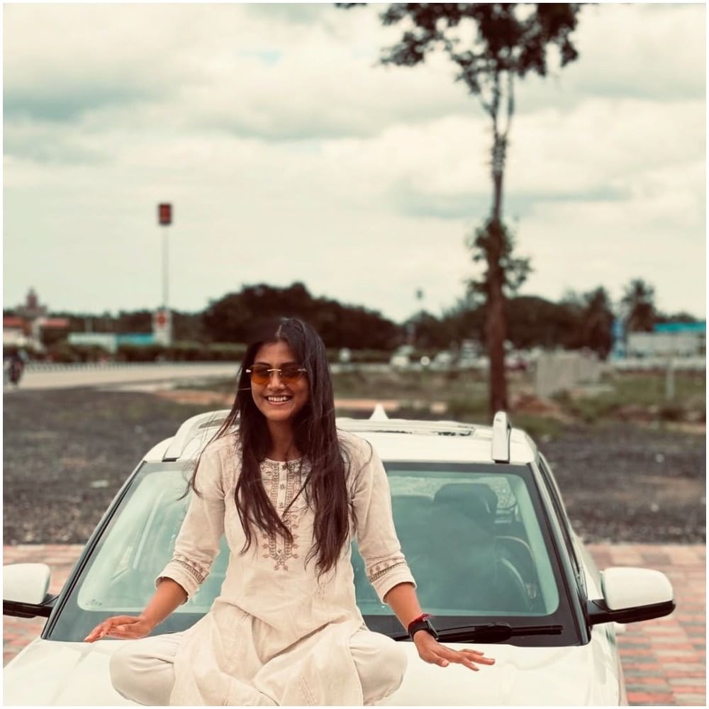 ಗೌತಮಿ ಅವರು ಕಾರಿನ ಎದುರಿಗೆ ಪೋಸ್ ಕೊಟ್ಟಿದ್ದಾರೆ. ಅದೇ ರೀತಿ ಅಭಿಷೇಕ್ ಕೂಡ ಕಾರಿನ ಎದುರು ಪೋಸ್ ಕೊಟ್ಟಿದ್ದಾರೆ. ಇವರು ಸಮಯ ಸಿಕ್ಕಾಗಲೆಲ್ಲ ಸುತ್ತಾಟ ನಡೆಸುತ್ತಾರೆ. ಇವರ ಕಪಲ್ ಗೋಲ್ ನೋಡಿ ಅನೇಕರಿಗೆ ಖುಷಿ ಆಗಿದೆ.