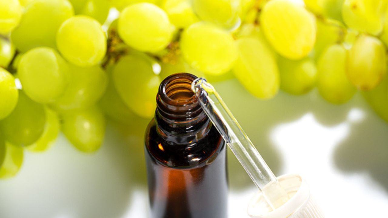 ದ್ರಾಕ್ಷಿ ಬೀಜದ ಎಣ್ಣೆಯಲ್ಲಿ ಅಡಗಿದೆ ಹೆಣ್ಣಿನ ಕೇಶದ ಸೌಂದರ್ಯ!