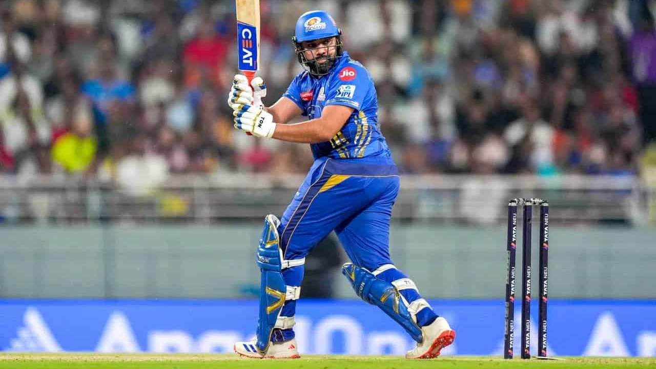 ಈ ಪಂದ್ಯದಲ್ಲಿ ಟಾಸ್ ಗೆದ್ದ ಮುಂಬೈ ಇಂಡಿಯನ್ಸ್ ಮೊದಲು ಬ್ಯಾಟಿಂಗ್ ಮಾಡಲು ನಿರ್ಧರಿಸಿತು. ರೋಹಿತ್ ಶರ್ಮಾ ಅವರ ಅಮೋಘ 81 ರನ್ ಮತ್ತು ಜಾನಿ ಬೈರ್ಸ್ಟೋವ್ ಅವರ 47 ರನ್ಗಳ ನೆರವಿನಿಂದ ಮುಂಬೈ 5 ವಿಕೆಟ್ಗೆ 228 ರನ್ ಗಳಿಸಿತು. ಸೂರ್ಯಕುಮಾರ್ ಯಾದವ್ (33), ತಿಲಕ್ ವರ್ಮಾ (25) ಮತ್ತು ಹಾರ್ದಿಕ್ ಪಾಂಡ್ಯ (22*) ಕೂಡ ತ್ವರಿತ ಕೊಡುಗೆ ನೀಡಿದರು.