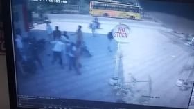 ಪೆಟ್ರೋಲ್ ಹಾಕುವ ವಿಚಾರಕ್ಕೆ ಗಲಾಟೆ: ಅಟ್ಟಾಡಿಸಿ ಕೆಲಸಗಾರರ ಮೇಲೆ ಹಲ್ಲೆ ಪೆಟ್ರೋಲ್ ಹಾಕುವ ವಿಚಾರಕ್ಕೆ ಗಲಾಟೆ: ಅಟ್ಟಾಡಿಸಿ ಕೆಲಸಗಾರರ ಮೇಲೆ ಹಲ್ಲೆ