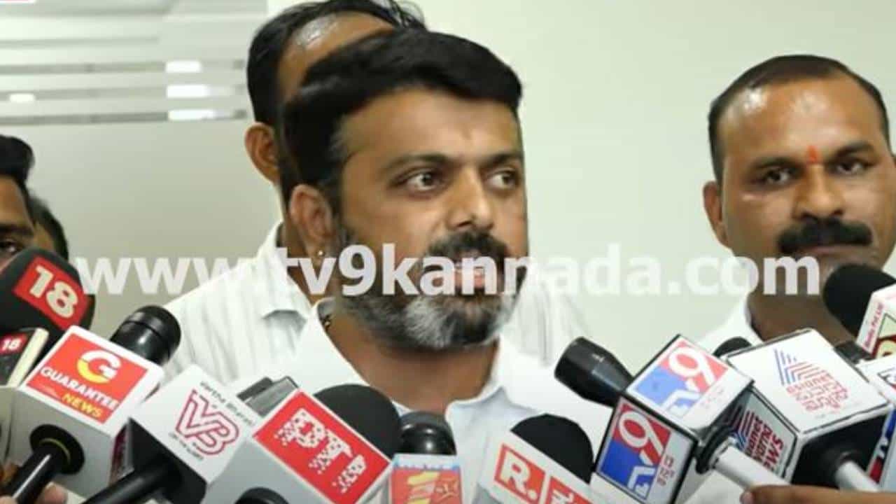 ನೂರು ಕೇಸ್ ಬಿದ್ದರೂ ಹಿಂದೂಗಳಿಗಾಗಿ ಕೆಲಸ ಮಾಡುವುದನ್ನು ಮುಂದುವರಿಸುತ್ತೇನೆ: ಹರೀಶ್ ಪೂಂಜ, ಶಾಸಕ ನೂರು ಕೇಸ್ ಬಿದ್ದರೂ ಹಿಂದೂಗಳಿಗಾಗಿ ಕೆಲಸ ಮಾಡುವುದನ್ನು ಮುಂದುವರಿಸುತ್ತೇನೆ: ಹರೀಶ್ ಪೂಂಜ, ಶಾಸಕ
