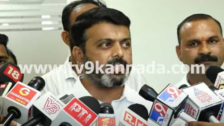 ನೂರು ಕೇಸ್ ಬಿದ್ದರೂ ಹಿಂದೂಗಳಿಗಾಗಿ ಕೆಲಸ ಮಾಡುವುದನ್ನು ಮುಂದುವರಿಸುತ್ತೇನೆ: ಹರೀಶ್ ಪೂಂಜ, ಶಾಸಕ ನೂರು ಕೇಸ್ ಬಿದ್ದರೂ ಹಿಂದೂಗಳಿಗಾಗಿ ಕೆಲಸ ಮಾಡುವುದನ್ನು ಮುಂದುವರಿಸುತ್ತೇನೆ: ಹರೀಶ್ ಪೂಂಜ, ಶಾಸಕ