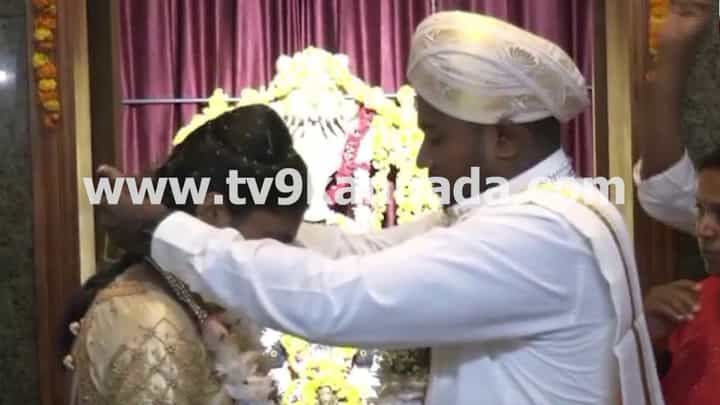 ಬೆಳಗ್ಗೆ ತಾಳಿ ಕಟ್ಟುವಾಗ ಮದುವೆ ಬೇಡವೆಂದ್ಲು, ಸಂಜೆಯೇ ಪ್ರಿಯಕರನ ಜತೆ ವಿವಾಹವಾದ್ಲು! ಬೆಳಗ್ಗೆ ತಾಳಿ ಕಟ್ಟುವಾಗ ಮದುವೆ ಬೇಡವೆಂದ್ಲು, ಸಂಜೆಯೇ ಪ್ರಿಯಕರನ ಜತೆ ವಿವಾಹವಾದ್ಲು!