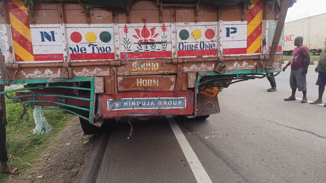 ಆಡಿ ಕಾರು ವೇಗವಾಗಿ ಹೋಗಿ ನಿಂತಿದ್ದ ಲಾರಿಯ ಹಿಂಬದಗೆ ಡಿಕ್ಕಿ ಹೊಡೆದಿದೆ. ಗುದ್ದಿದ ರಭಸಕ್ಕೆ ಆಡಿ ಕಾರು ಸಂಪೂರ್ಣ ಅಪ್ಪಚ್ಚಿಯಾಗಿದೆ. ಆದ್ರೆ, ಲಾರಿಗೆ ಒಂದು ಚೂರು ಯಾವುದೇ ಡ್ಯಾಮೇಜ್ ಆಗಿಲ್ಲ.