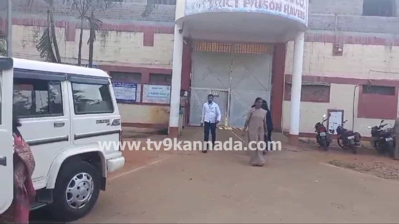 ಹಾನಗಲ್ ಗ್ಯಾಂಗ್ ರೇಪ್ ಆರೋಪಿಗಳಿಗೆ ಹಾವೇರಿ ಸಬ್ ಜೈಲಿನಲ್ಲಿ ರಾಜಾತಿಥ್ಯ: ಬಿಡುಗಡೆಯಾದ ಖೈದಿಯಿಂದ ಗಂಭೀರ ಆರೋಪ ಹಾನಗಲ್ ಗ್ಯಾಂಗ್ ರೇಪ್ ಆರೋಪಿಗಳಿಗೆ ಹಾವೇರಿ ಸಬ್ ಜೈಲಿನಲ್ಲಿ ರಾಜಾತಿಥ್ಯ: ಬಿಡುಗಡೆಯಾದ ಖೈದಿಯಿಂದ ಗಂಭೀರ ಆರೋಪ