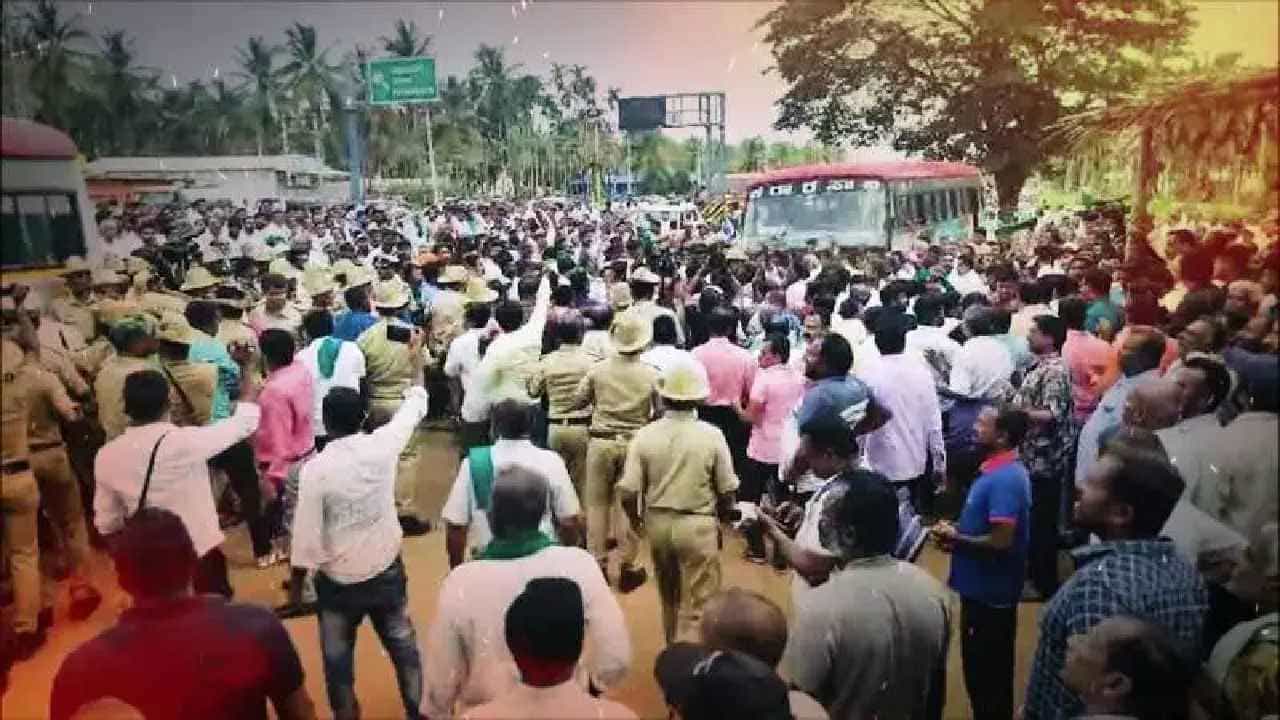 ಹೇಮಾವತಿ ಎಕ್ಸ್ಪ್ರೆಸ್ ಲಿಂಕ್ ಕೆನಾಲ್ ಕಾಮಗಾರಿ ವಿರೋಧಿಸಿ ತುಮಕೂರಲ್ಲಿ ನಡೆಯುತ್ತಿರುವ ಹೋರಾಟ ತೀವ್ರ ಸ್ವರೂಪ ಪಡೆದುಕೊಂಡಿದೆ. ನಿಟ್ಟೂರಿನಿಂದ ಪಾದಯಾತ್ರೆ ಮೂಲಕ ಕಾಮಗಾರಿ ನಡೆಯುತ್ತಿರುವ ಸುಂಕಾಪುರದತ್ತ ಸಾವಿರಾರು ರೈತರು, ಹೋರಾಟಗಾರರು ಲಗ್ಗೆಯಿಟ್ಟಿದ್ದಾರೆ. ಗುಬ್ಬಿಯ ಸುಂಕಾಪುರದಲ್ಲಿ ಹೇಮಾವತಿ ನೀರಿಗಾಗಿ ಹೋರಾಟ ಕ್ಷಣ ಕ್ಷಣಕ್ಕೂ ಕಾವೇರುತ್ತಿದೆ.