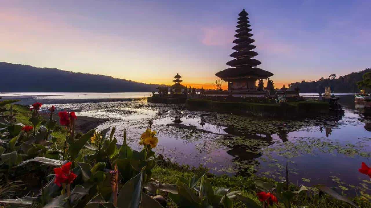 Hinduism in Indonesia: ವಿಶ್ವದ ಅತಿದೊಡ್ಡ ಮುಸ್ಲಿಂ-ಬಹುಸಂಖ್ಯಾತ ದೇಶದಲ್ಲಿ ಸಾವಿರಕ್ಕೂ ಅಧಿಕ ಹಿಂದೂ ದೇವಾಲಯ! Hinduism in Indonesia: ವಿಶ್ವದ ಅತಿದೊಡ್ಡ ಮುಸ್ಲಿಂ-ಬಹುಸಂಖ್ಯಾತ ದೇಶದಲ್ಲಿ ಸಾವಿರಕ್ಕೂ ಅಧಿಕ ಹಿಂದೂ ದೇವಾಲಯ!