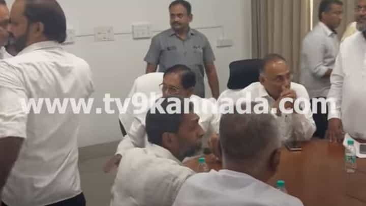 ಮಂಗಳೂರು: ಮುಸ್ಲಿಂ ಮುಖಂಡರೊಂದಿಗೆ ಹೆಚ್ಎಂ ಪರಮೇಶ್ವರ್ ನಡೆಸಿದ ಸಭೆಯಲ್ಲಿ ಗದ್ದಲ ಮಂಗಳೂರು: ಮುಸ್ಲಿಂ ಮುಖಂಡರೊಂದಿಗೆ ಹೆಚ್ಎಂ ಪರಮೇಶ್ವರ್ ನಡೆಸಿದ ಸಭೆಯಲ್ಲಿ ಗದ್ದಲ