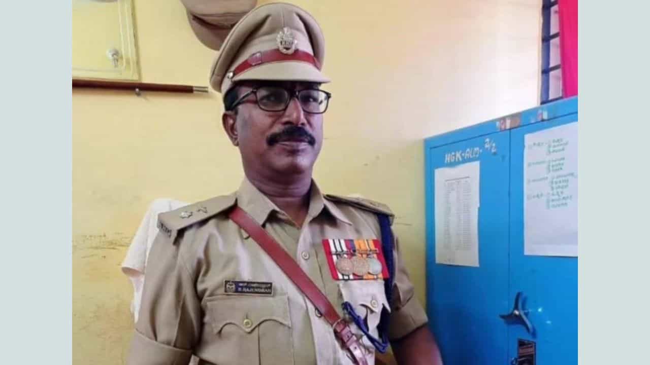ತುಮಕೂರು ಗೃಹರಕ್ಷಕ ದಳದ ಕಮಾಂಡೆಂಟ್ ರಾಜೇಂದ್ರ ವಿರುದ್ಧ ಲೈಂಗಿಕ ಕಿರುಕುಳ ಆರೋಪ: ಡಿಸಿ, ಐಜಿಗೆ ಪತ್ರದ ಮೂಲಕ ದೂರು ತುಮಕೂರು ಗೃಹರಕ್ಷಕ ದಳದ ಕಮಾಂಡೆಂಟ್ ರಾಜೇಂದ್ರ ವಿರುದ್ಧ ಲೈಂಗಿಕ ಕಿರುಕುಳ ಆರೋಪ: ಡಿಸಿ, ಐಜಿಗೆ ಪತ್ರದ ಮೂಲಕ ದೂರು