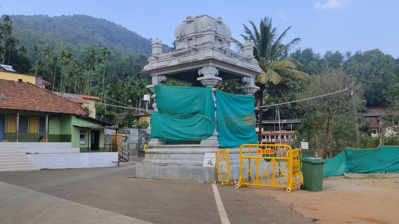 ರಸ್ತೆ ಮಧ್ಯೆ ಗೋಪುರ ನಿರ್ಮಿಸಿ ಓಡಾಟಕ್ಕೆ ತಡೆ: ಅನ್ನಪೂರ್ಣೇಶ್ವರಿ ದೇವಾಲಯದ ಆಡಳಿತ ಮಂಡಳಿ ನಡೆಗೆ ಬೇಸರ, ರಾಜ್ಯಪಾಲರಿಗೆ ಪತ್ರ ರಸ್ತೆ ಮಧ್ಯೆ ಗೋಪುರ ನಿರ್ಮಿಸಿ ಓಡಾಟಕ್ಕೆ ತಡೆ: ಅನ್ನಪೂರ್ಣೇಶ್ವರಿ ದೇವಾಲಯದ ಆಡಳಿತ ಮಂಡಳಿ ನಡೆಗೆ ಬೇಸರ, ರಾಜ್ಯಪಾಲರಿಗೆ ಪತ್ರ