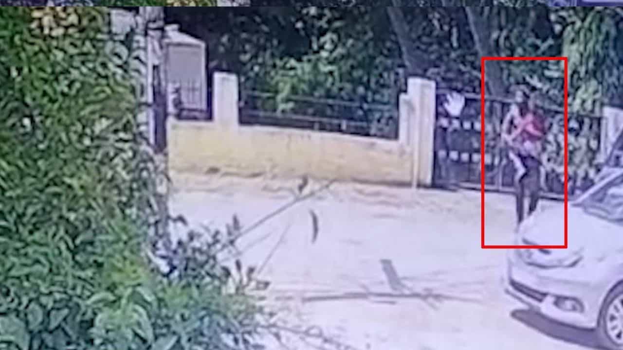 ಹುಬ್ಬಳ್ಳಿ ಬಾಲಕಿ ಹತ್ಯೆ ಕೇಸ್: ನುಡಿದಂತೆ ನಡೆಯದ ಸರ್ಕಾರ, ಕುಟುಂಬಕ್ಕೆ ಬಾರದ ಪರಿಹಾರ ಹುಬ್ಬಳ್ಳಿ ಬಾಲಕಿ ಹತ್ಯೆ ಕೇಸ್: ನುಡಿದಂತೆ ನಡೆಯದ ಸರ್ಕಾರ, ಕುಟುಂಬಕ್ಕೆ ಬಾರದ ಪರಿಹಾರ