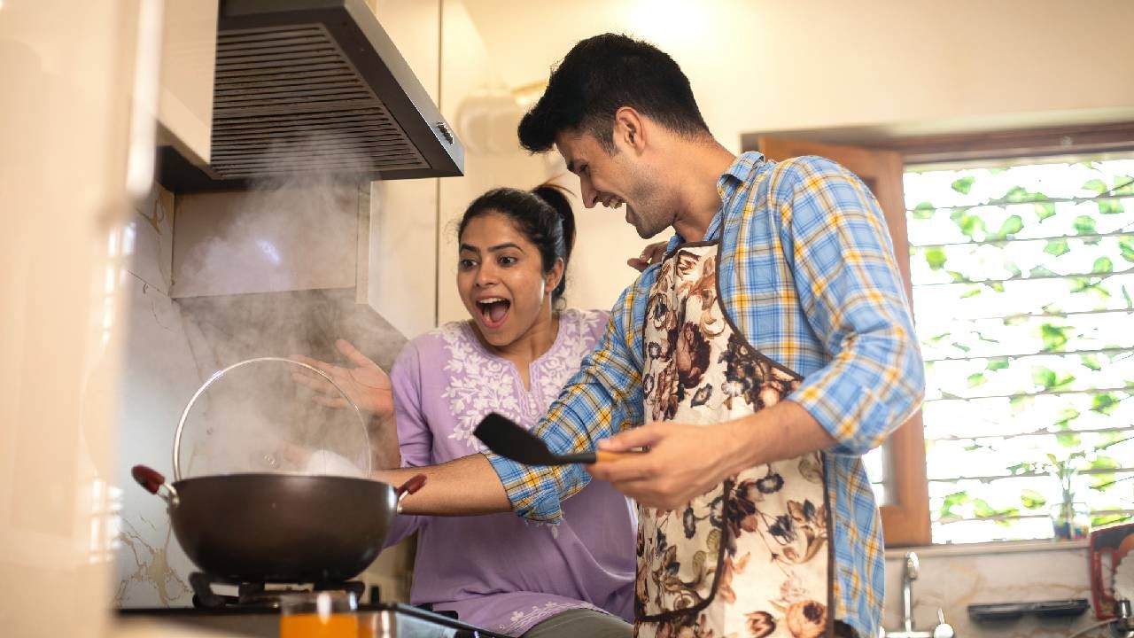 ಪರಸ್ಪರ ಸಮಯ ಕಳೆಯಿರಿ: ನಿಮ್ಮ ವೈವಾಹಿಕ ಜೀವನದಲ್ಲಿ ನಿಮ್ಮ ಸಂಗಾತಿಯೊಂದಿಗೆ ಸಾಕಷ್ಟು ಸಮಯ ಕಳೆದರೆ ಮಾತ್ರ ನಿಮ್ಮ ದಾಂಪತ್ಯದಲ್ಲಿ ಪ್ರೀತಿ ಮತ್ತು ಸಂತೋಷ ಎಂಬುದು ಇರುತ್ತದೆ. ಕೆಲಸದ ಒತ್ತಡದಿಂದ ಸಂಗಾತಿಗಳಿಗೆ ಒಟ್ಟಿಗೆ ಸಮಯ ಕಳೆಯಲು ಕಷ್ಟಸಾಧ್ಯವಾಗುತ್ತದೆ. ಇದರಿಂದ ಮನಸ್ತಾಪಗಳು ಉಂಟಾಗುವ ಸಾಧ್ಯತೆ ಇರುತ್ತದೆ. ಹಾಗಾಗಿ ನಿಮ್ಮ ಸಂಗಾತಿಯೊಂದಿಗೆ ಒಟ್ಟಿಗೆ ಊಟ ಮಾಡುವುದು, ಸಿನಿಮಾ ನೋಡುವುದು ಅಥವಾ ಸುಮ್ಮನೆ ಕುಳಿತು ಹರಟೆ ಹೊಡೆಯುವಂತಹದ್ದು ಮಾಡುತ್ತಿರಿ. ಇದು ನಿಮ್ಮ ಸಂಬಂಧಕ್ಕೆ ಹೊಸತನವನ್ನು ತರುತ್ತದೆ.