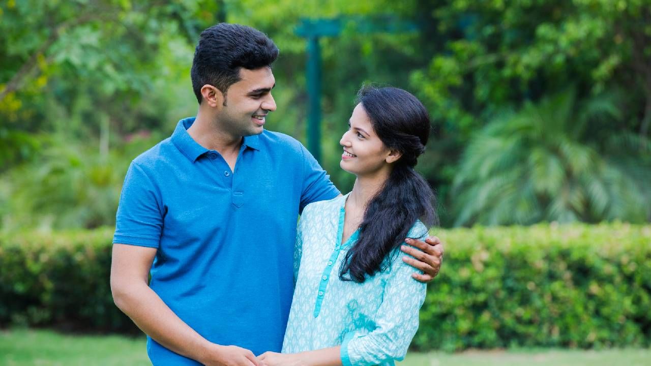 ಸಹಾಯ: ಮನೆ ಕೆಲಸಗಳಲ್ಲಿ ಹೆಂಡತಿಗೆ ಸಹಾಯ ಮಾಡುವ ಗಂಡನಿದ್ದರೆ, ದಾಂಪತ್ಯ ಜೀವನವು ಸುಖಕರವಾಗಿರುತ್ತದೆ. ಅಂತಹ ಪತಿಯನ್ನು ಪಡೆದ ಪತ್ನಿಯೇ ಅದೃಷ್ಟವಂತೆ ಎನ್ನುತ್ತಾರೆ ಚಾಣಕ್ಯ. ಮನೆ ಕೆಲಸಗಳನ್ನು ಕ್ಷುಲ್ಲಕ ಎಂದು ಪರಿಗಣಿಸದೆ, ಪ್ರತಿ ಕೆಲಸದಲ್ಲೂ ಹೆಂಡತಿಗೆ ಸಹಾಯವಾಗಿ ನಿಲ್ಲುವುದು, ಕಷ್ಟದ ಸಮಯದಲ್ಲಿ ಹೆಂಡತಿಗೆ ಬೆಂಬಲವಾಗಿ ನಿಲ್ಲುವುದು ಆದರ್ಶ ಪತಿಯ ಲಕ್ಷಣವಾಗಿದೆ.