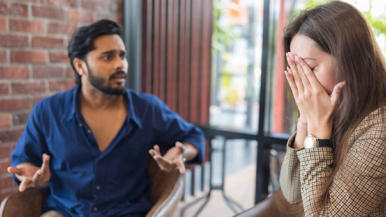 ಯಾವ ಮಹಿಳೆ ತನ್ನ ಗಂಡನ ಮೇಲೆ ಸಂಪೂರ್ಣ ನಿಯಂತ್ರಣ ಹೊಂದಳು ಬಯಸುತ್ತಾಳೋ, ಅಂತಹ ಹೆಣ್ಣು ಸೊಸೆಯಾಗಿ ಬಂದರೆ ಮನೆಯ ನೆಮ್ಮದಿ ಹಾಳಾಗುವುದಂತೂ ಖಂಡಿತ. ಏಕೆಂದ್ರೆ ಗಂಡನ ಮೇಲೆ ನಿಯಂತ್ರಣ ಸಾಧಿಸುವುದು ಮಾತ್ರವಲ್ಲದೆ ಅತ್ತೆ-ಮಾವನ ಬಗ್ಗೆ ಸುಳ್ಳು ದೂರುಗಳನ್ನು ಹೇಳಿ ಅಪ್ಪ, ಅಮ್ಮ, ಮಗನ ಸಂಬಂಧವನ್ನು ಹಾಳು ಮಾಡುವ ಸಾಧ್ಯತೆ  ಇರುತ್ತದೆ. 
 

