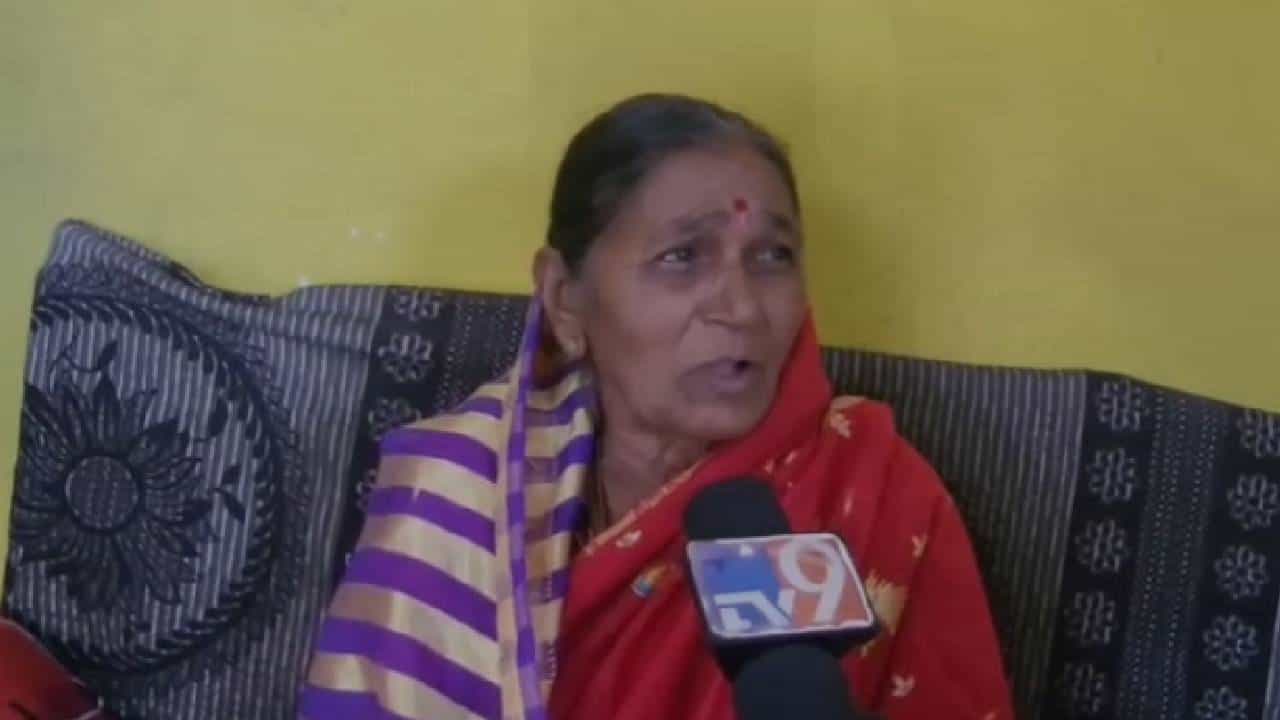 Inspiring Story: 65 ನೇ ವಯಸ್ಸಿನಲ್ಲಿ ಮೊಮ್ಮಗನೊಂದಿಗೆ 10 ನೇ ತರಗತಿ ಪರೀಕ್ಷೆ ಬರೆದು ಪಾಸ್ ಆದ ಅಜ್ಜಿ Inspiring Story: 65 ನೇ ವಯಸ್ಸಿನಲ್ಲಿ ಮೊಮ್ಮಗನೊಂದಿಗೆ 10 ನೇ ತರಗತಿ ಪರೀಕ್ಷೆ ಬರೆದು ಪಾಸ್ ಆದ ಅಜ್ಜಿ