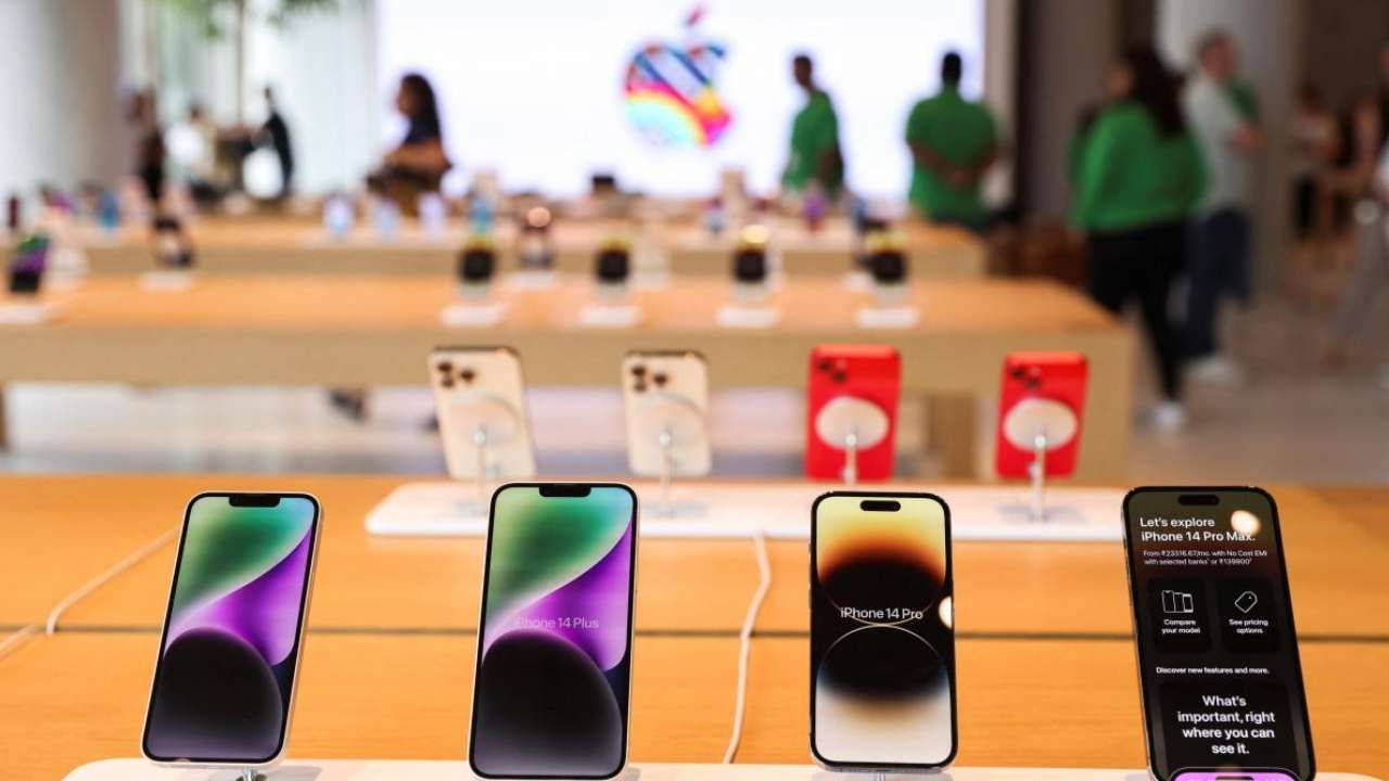 iPhone cost: ಭಾರತ ಬಿಟ್ಟು ಅಮೆರಿಕದಲ್ಲಿ ಐಫೋನ್ ತಯಾರಾದರೆ ಬೆಲೆಯಲ್ಲಿ ಎಷ್ಟು ವ್ಯತ್ಯಾಸ ಆಗುತ್ತೆ ಗೊತ್ತಾ? iPhone cost: ಭಾರತ ಬಿಟ್ಟು ಅಮೆರಿಕದಲ್ಲಿ ಐಫೋನ್ ತಯಾರಾದರೆ ಬೆಲೆಯಲ್ಲಿ ಎಷ್ಟು ವ್ಯತ್ಯಾಸ ಆಗುತ್ತೆ ಗೊತ್ತಾ?